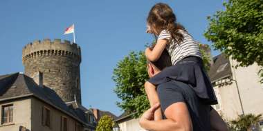 visiteurs face à la Tour César d'Allassac