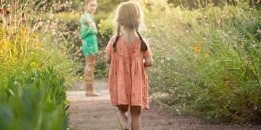 Enfant dans les allées des jardins de Colette