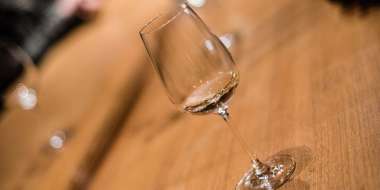 Visiter une cave et déguster du vin d’Alsace.