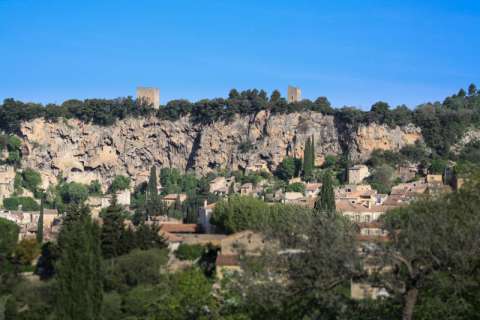 Cotignac et sa falaise