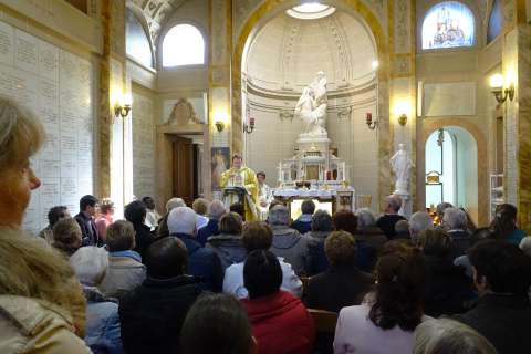 Messe dans la chapelle Sainte Thérèse