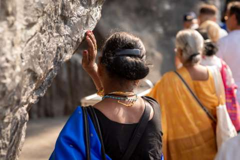 Passage dans la grotte de Lourdes