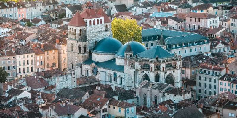 Vue du ciel sur Cahors et sa cathédrale 