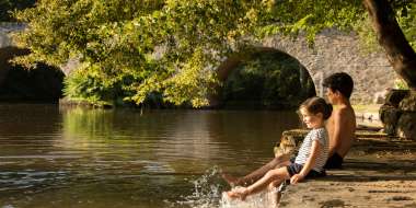 se tremper les pieds au pont du saillant