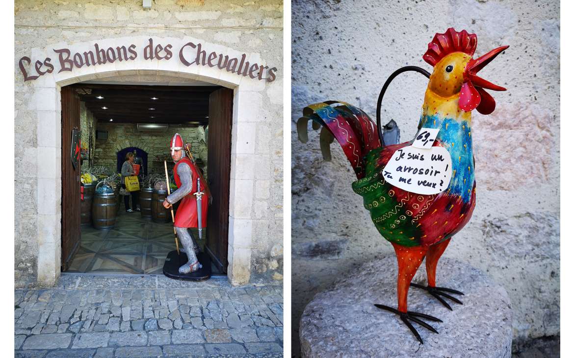 Un garde en cotte de maille et un coq multicolore