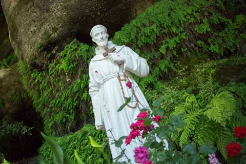 Statue dans le parc du sanctuaire de Brive