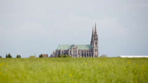 La cathédrale depuis la plaine de la Beauce