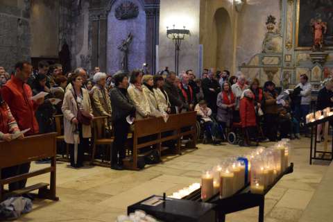 pèlerins au sanctuaire de la sainte Coiffe