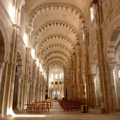 Nef lumineuse de Vézelay