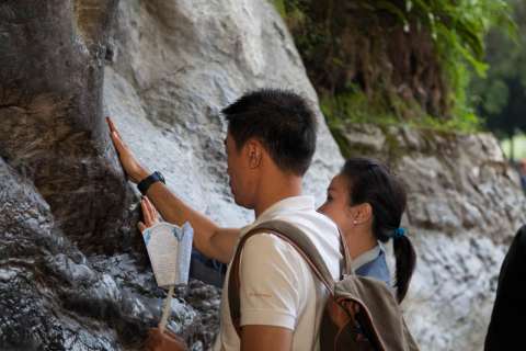 Passage dans la grotte de Lourdes