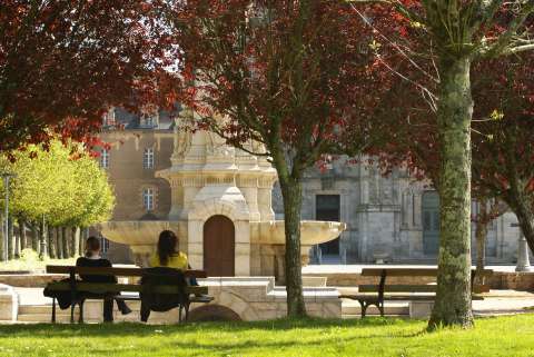 Pause silencieuse dans le parc